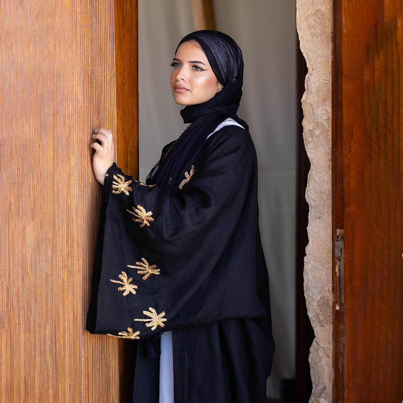 Embroidered linen Jalabiya JL009. قفطان كتان مطرز