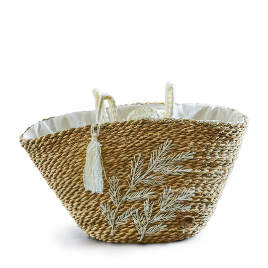 Halfa's bag embroidered with braided hands. حقيبة حلفا مطرزة بأيدي مضفرة