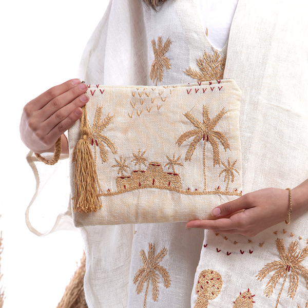 Embroidered linen makeup wallet - God. محفظة مكياج من الكتان المطرز ذهبي