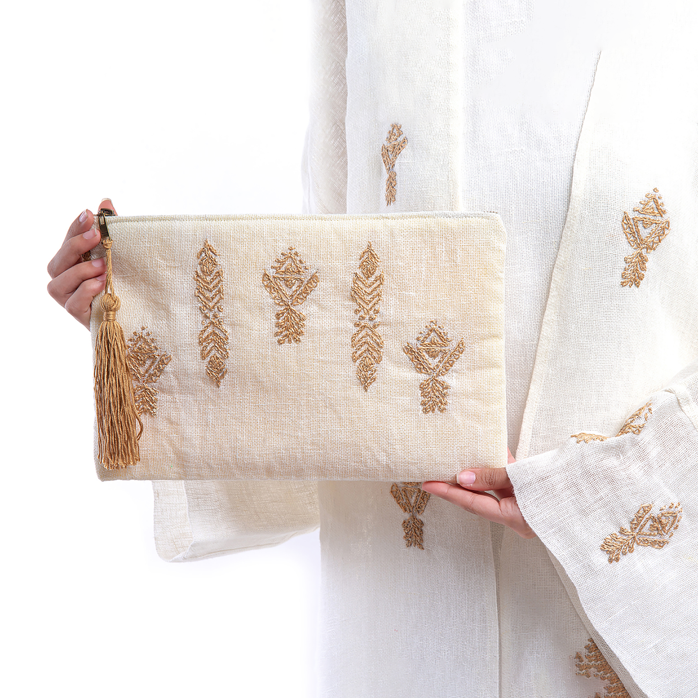 Embroidered linen makeup wallet - God. محفظة مكياج من الكتان المطرز ذهبي