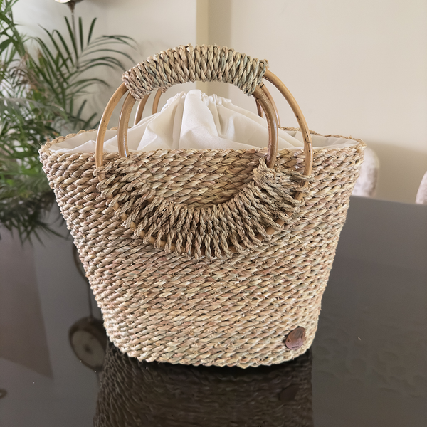 Halfa bag with wooden circular handle. حقيبة حلفا بيد خشب دائرية