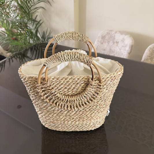 Halfa bag with wooden circular handle. حقيبة حلفا بيد خشب دائرية