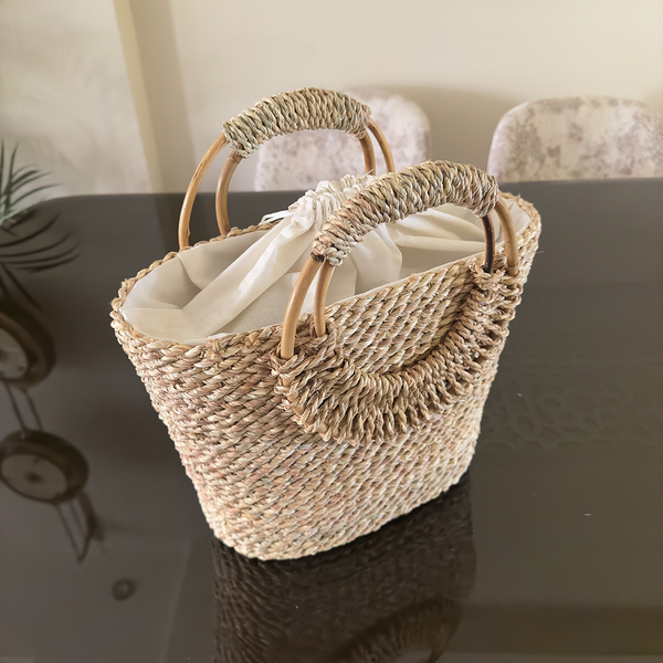 Halfa bag with wooden circular handle. حقيبة حلفا بيد خشب دائرية