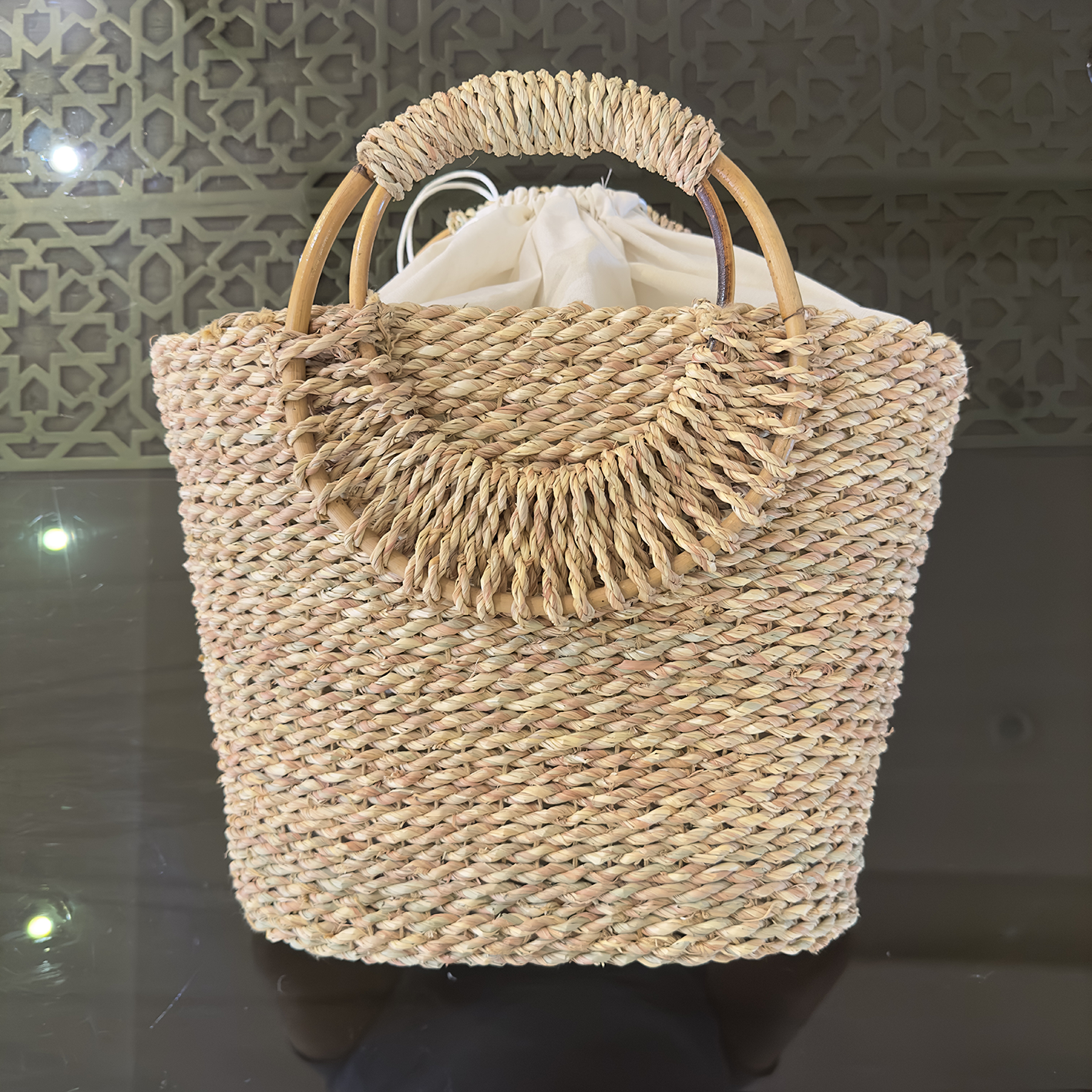 Halfa bag with wooden circular handle. حقيبة حلفا بيد خشب دائرية
