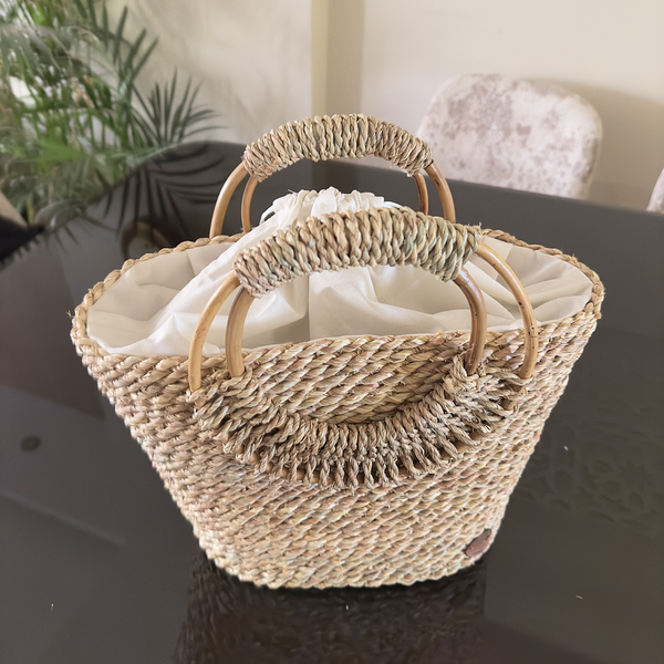 Halfa bag with wooden circular handle. حقيبة حلفا بيد خشب دائرية