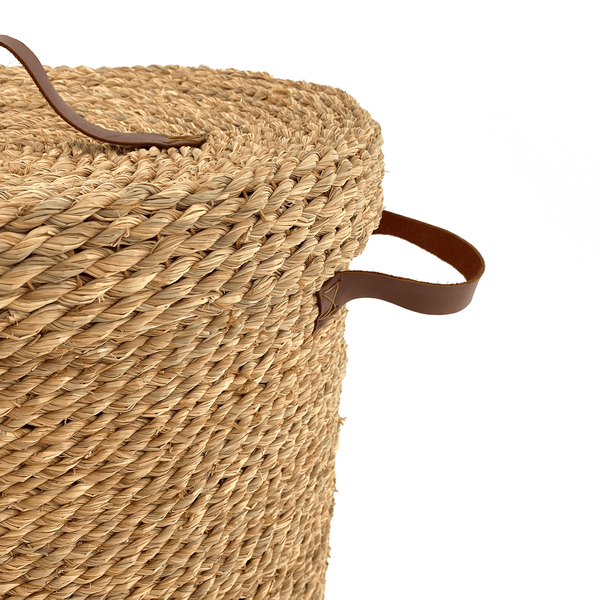 Halfa laundry basket with lid and leather handle. سلة حلفا للغسيل بغطاء و بيد جلد