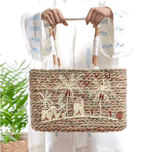 Halfa's bag embroidered with braided hands. حقيبة حلفا مطرزة بأيدي مضفرة