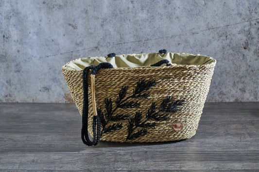 Halfa's bag embroidered with braided hands. حقيبة حلفا مطرزة بأيدي مضفرة