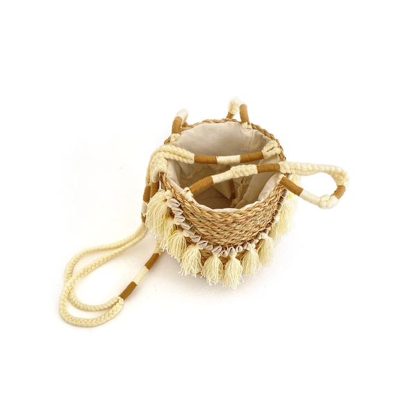 Embroidered Halfa bag with a seashell. حقيبة حلفا مطرزة أسطوانة مع صدف