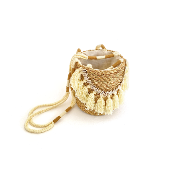 Embroidered Halfa bag with a seashell. حقيبة حلفا مطرزة أسطوانة مع صدف