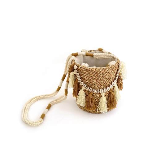 Embroidered Halfa bag with a seashell. حقيبة حلفا مطرزة أسطوانة مع صدف