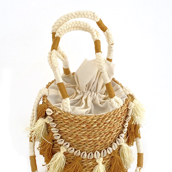 Embroidered Halfa bag with a seashell. حقيبة حلفا مطرزة أسطوانة مع صدف